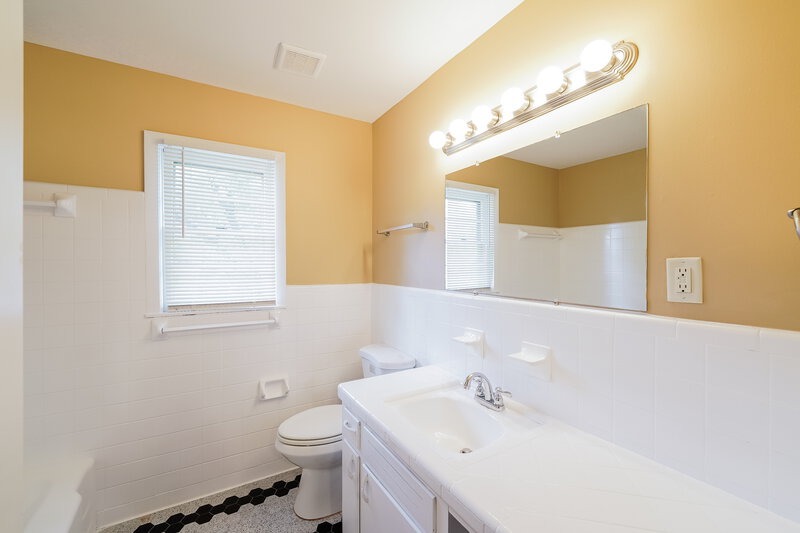1,105/Mo, 541 NW 26th Ave Center Point, AL 35215 Main Bathroom View