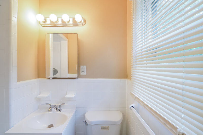 1,105/Mo, 541 NW 26th Ave Center Point, AL 35215 Bathroom View