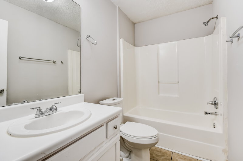 1,285/Mo, 114 Laird Avenue Hueytown, AL 35023 Main Bathroom View