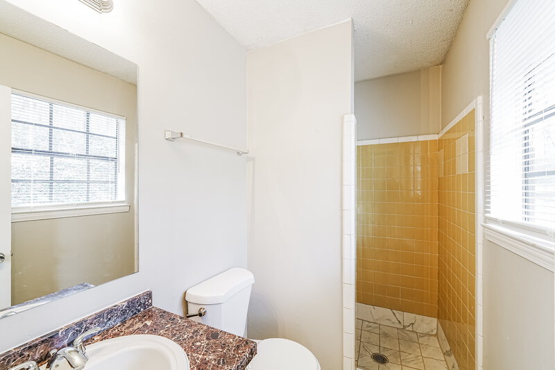 1,600/Mo, 933 Edwards Lake Road Birmingham, AL 35235 Main Bathroom View