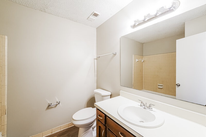 1,600/Mo, 933 Edwards Lake Road Birmingham, AL 35235 Bathroom View