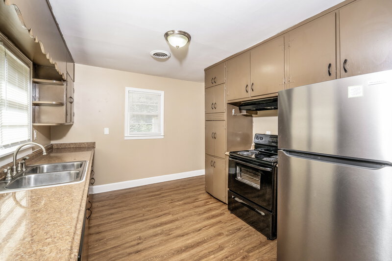 1,150/Mo, 2568 Forestdale Blvd Birmingham, AL 35214 Kitchen View 2