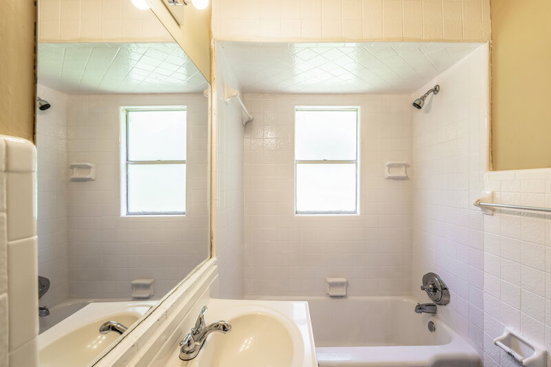 1,150/Mo, 2568 Forestdale Blvd Birmingham, AL 35214 Bathroom View