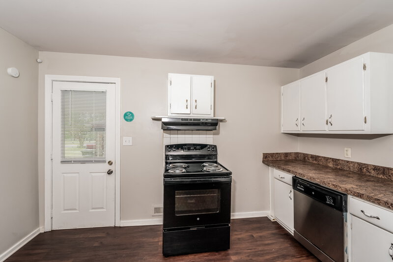 1,065/Mo, 828 Five Mile Road Birmingham, AL 35215 Kitchen View 2