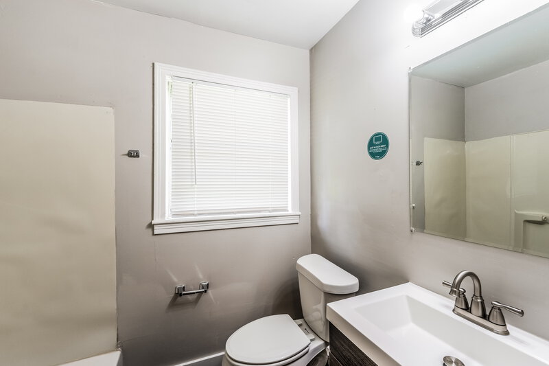 1,065/Mo, 828 Five Mile Road Birmingham, AL 35215 Bathroom View
