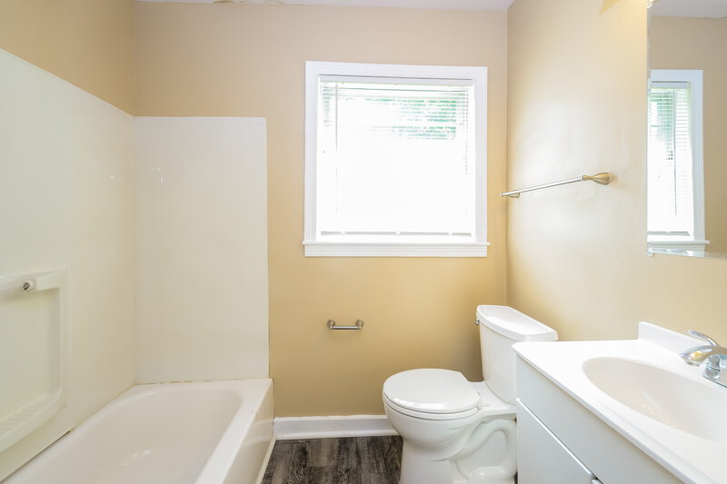 1,065/Mo, 828 Five Mile Road Birmingham, AL 35215 Main Bathroom View