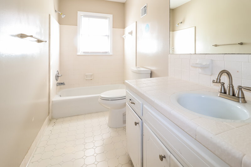 1,730/Mo, 208 Sam Pate Drive Birmingham, AL 35215 Main Bathroom View