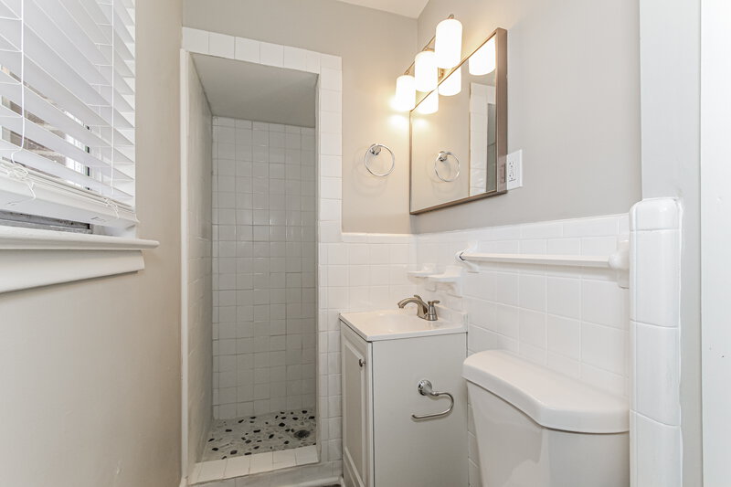 1,500/Mo, 201 Opal Ave Hueytown, AL 35023 Main Bathroom View