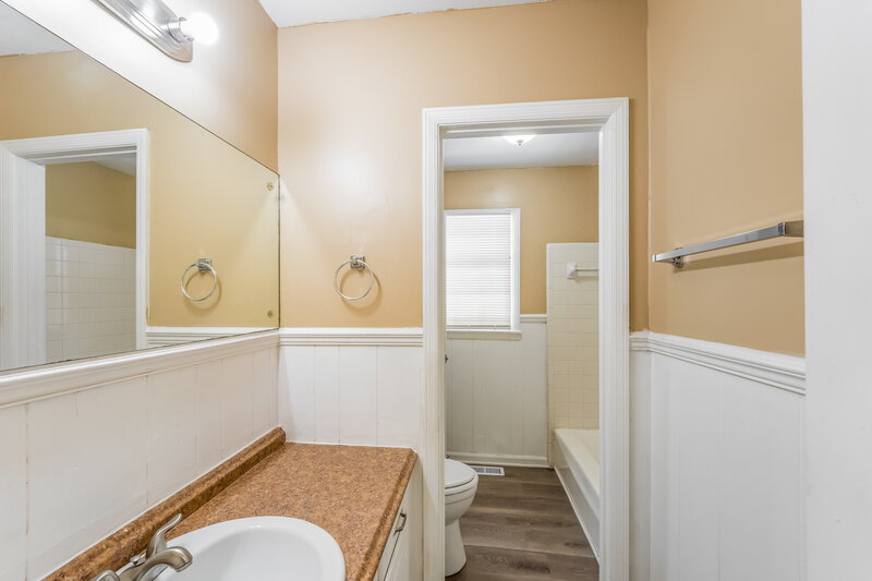 2,060/Mo, 1700 Serene Drive Center Point, AL 35215 Main Bathroom View