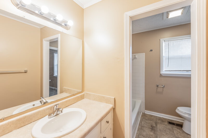 1,485/Mo, 5040 Loren Lane Pinson, AL 35126 Main Bathroom View