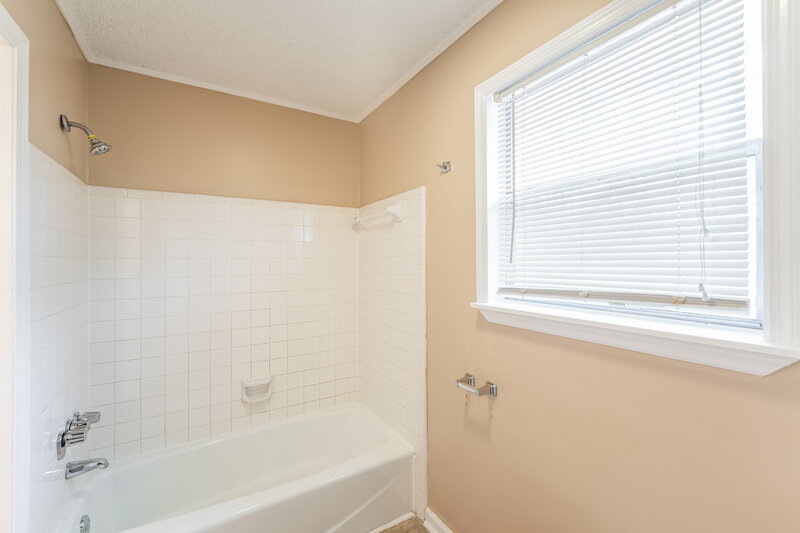 1,485/Mo, 5040 Loren Lane Pinson, AL 35126 Bathroom View