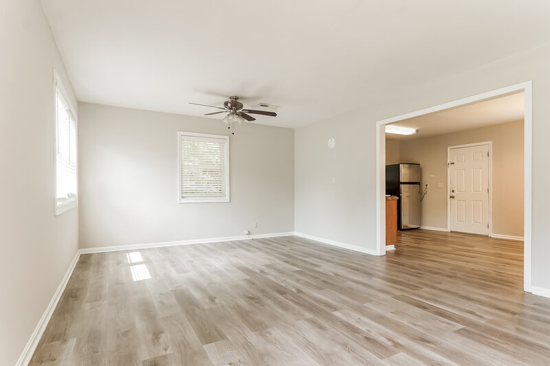 1,435/Mo, 2026 Progress Street Birmingham, AL 35207 Living Room View 2