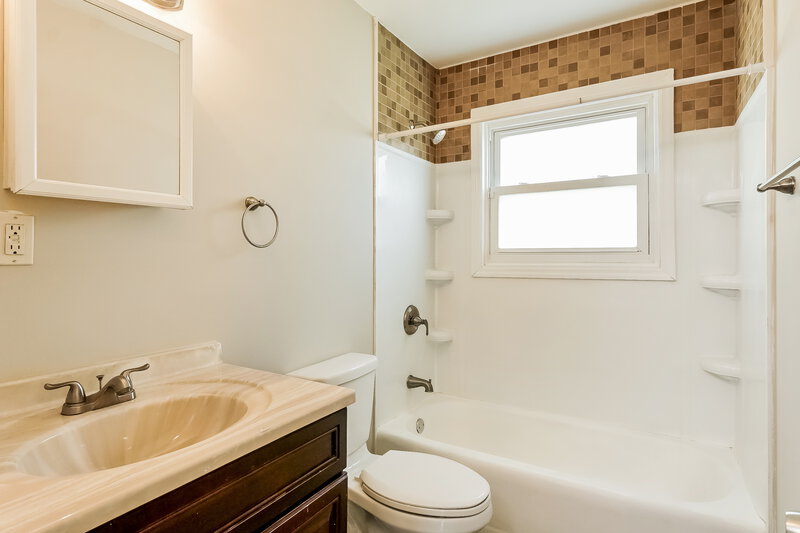 1,435/Mo, 2026 Progress Street Birmingham, AL 35207 Main Bathroom View