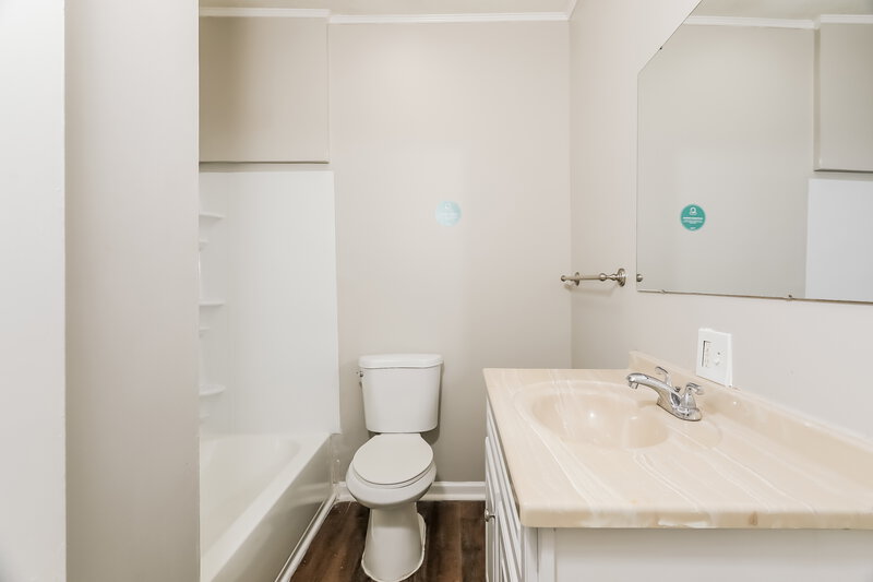 1,395/Mo, 624 9th Avenue Pleasant Grove, AL 35127 Bathroom View