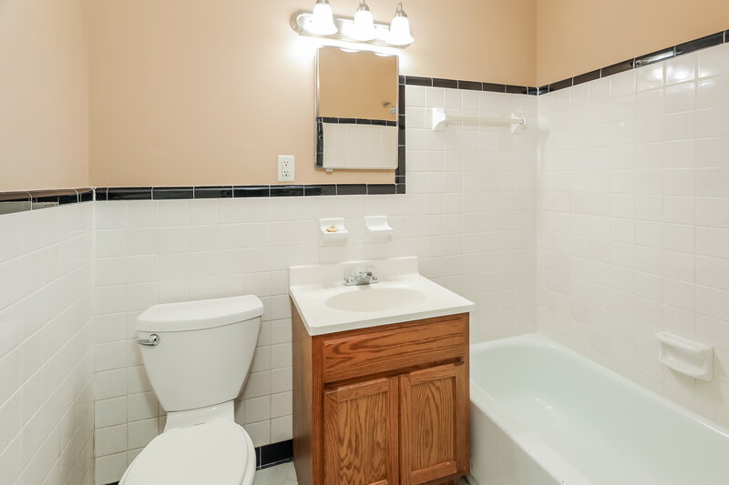 1,595/Mo, 901 Eldorado Dr BIRMINGHAM, AL 35235 Main Bathroom View