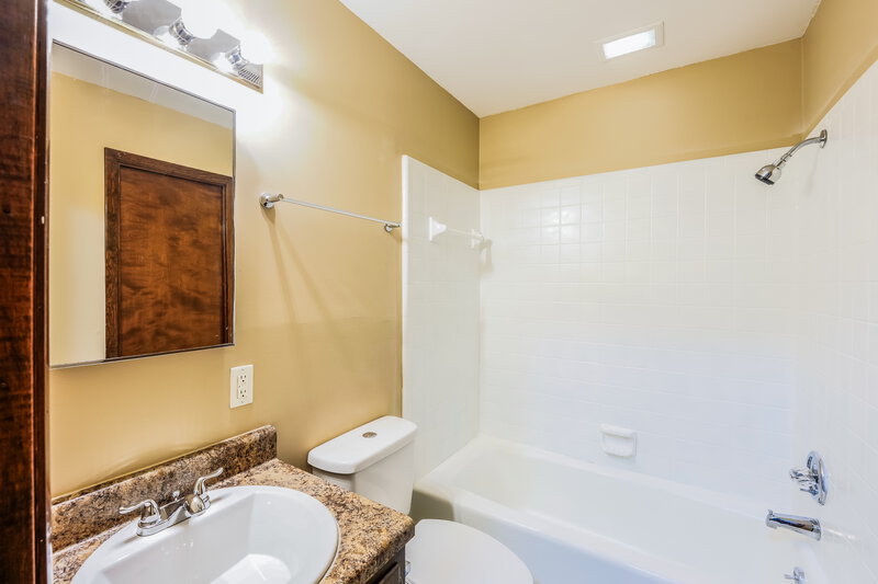 1,420/Mo, 901 Eldorado Dr BIRMINGHAM, AL 35235 Main Bathroom View