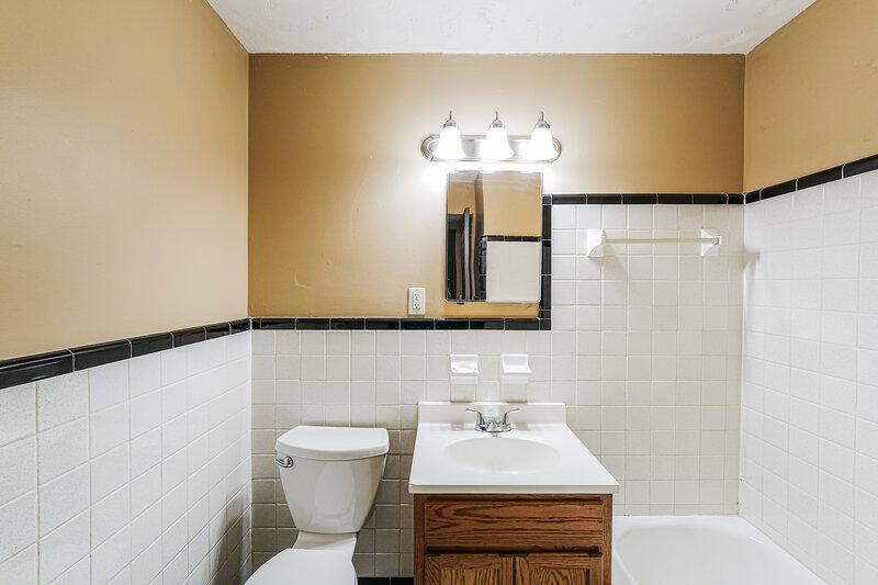 1,535/Mo, 901 Eldorado Dr BIRMINGHAM, AL 35235 Bathroom View