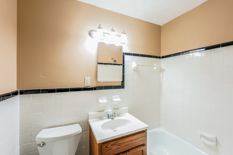 1,420/Mo, 901 Eldorado Dr BIRMINGHAM, AL 35235 Bathroom View
