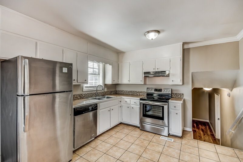 1,280/Mo, 2827 Arrowhead Drive Birmingham, AL 35215 Living Room View 3