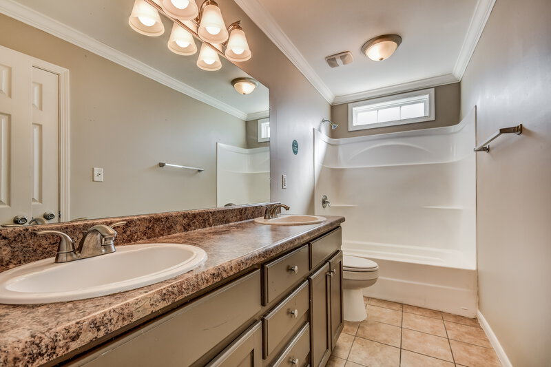 1,280/Mo, 2827 Arrowhead Drive Birmingham, AL 35215 Main Bathroom View