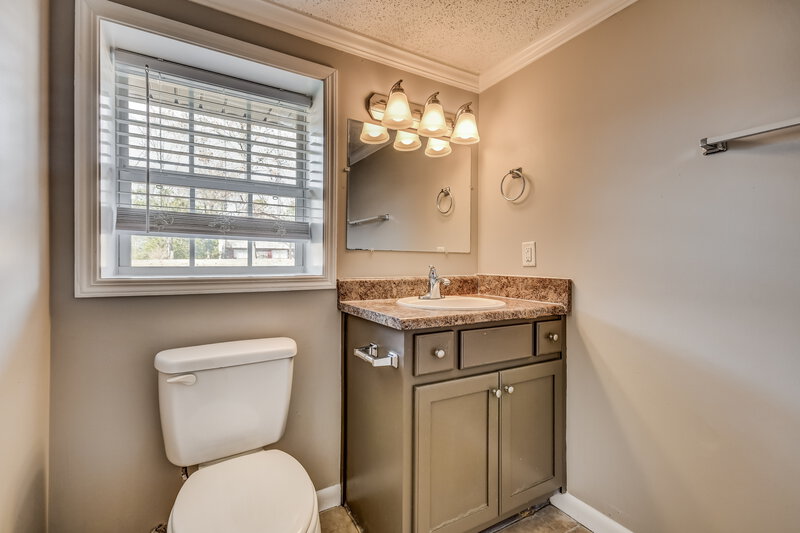 1,280/Mo, 2827 Arrowhead Drive Birmingham, AL 35215 Bathroom View