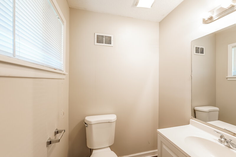 1,195/Mo, 1124 Little John Lane Birmingham, AL 35235 Bathroom View