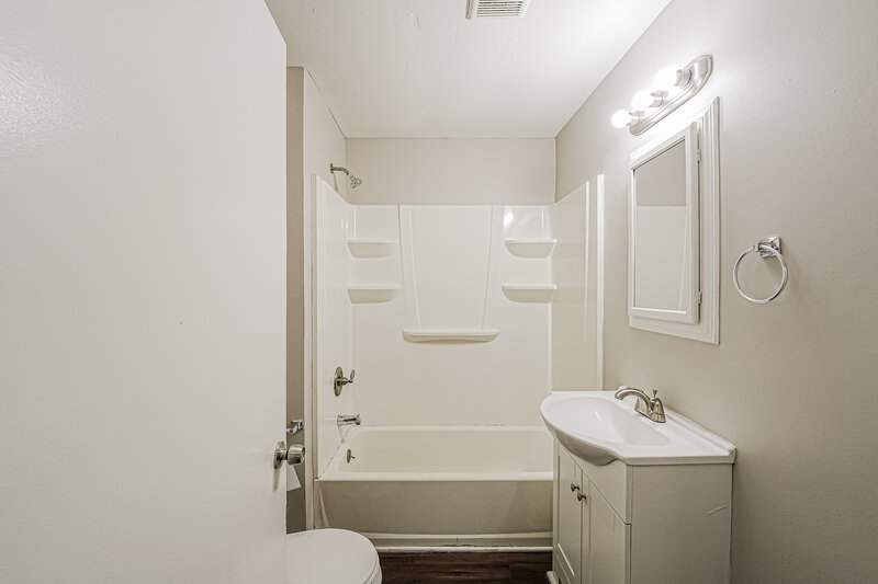 1,690/Mo, 1116 Hayes Rd ADAMSVILLE, AL 35005 Bathroom View