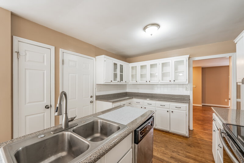 1,635/Mo, 1001 Park Pl BIRMINGHAM, AL 35215 Kitchen View 2