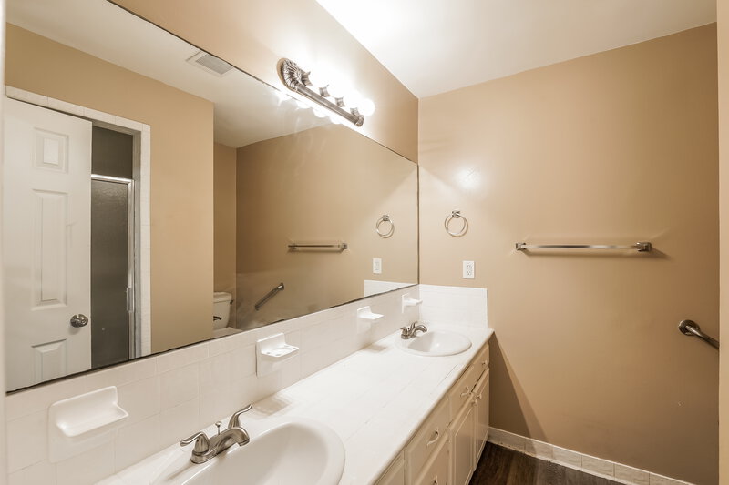 1,635/Mo, 1001 Park Pl BIRMINGHAM, AL 35215 Main Bathroom View