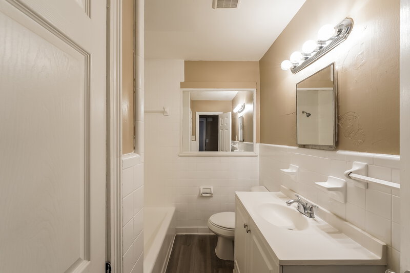 1,635/Mo, 1001 Park Pl BIRMINGHAM, AL 35215 Bathroom View