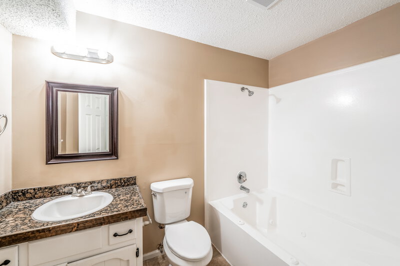 1,350/Mo, 5837 Janet Drive Clay, AL 35173 Main Bathroom View
