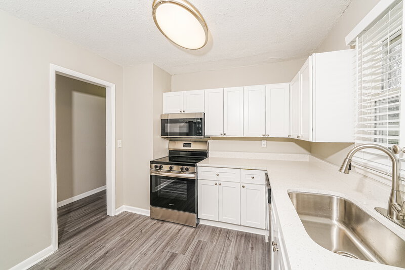 1,055/Mo, 2516 4th Way NW Center Point, AL 35215 Kitchen View 2