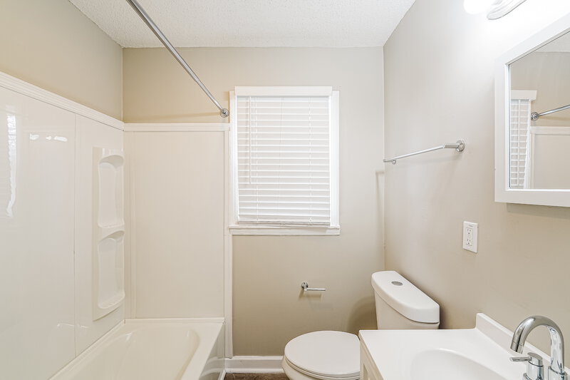 1,055/Mo, 2516 4th Way NW Center Point, AL 35215 Bathroom View
