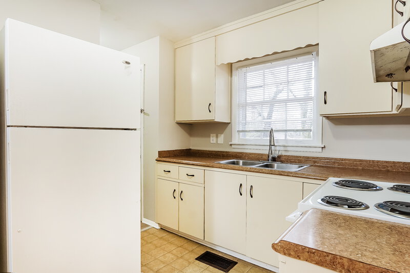 1,040/Mo, 413 13th Terrace NW Center Point, AL 35215 Kitchen View