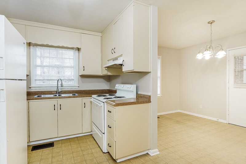 1,040/Mo, 413 13th Terrace NW Center Point, AL 35215 Kitchen View 2