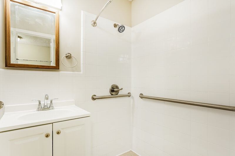 1,040/Mo, 413 13th Terrace NW Center Point, AL 35215 Bathroom View