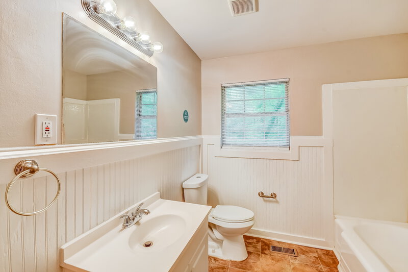 1,195/Mo, 1025 Inzer Road Birmingham, AL 35214 Bathroom View