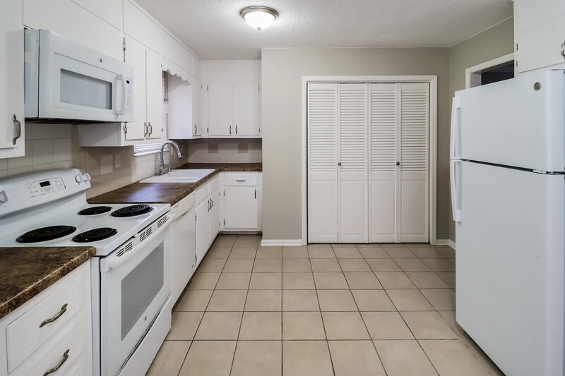 1,960/Mo, 6407 Tyler Loop Road Pinson, AL 35126 Kitchen View