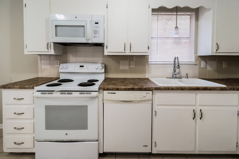 1,960/Mo, 6407 Tyler Loop Road Pinson, AL 35126 Kitchen View 2