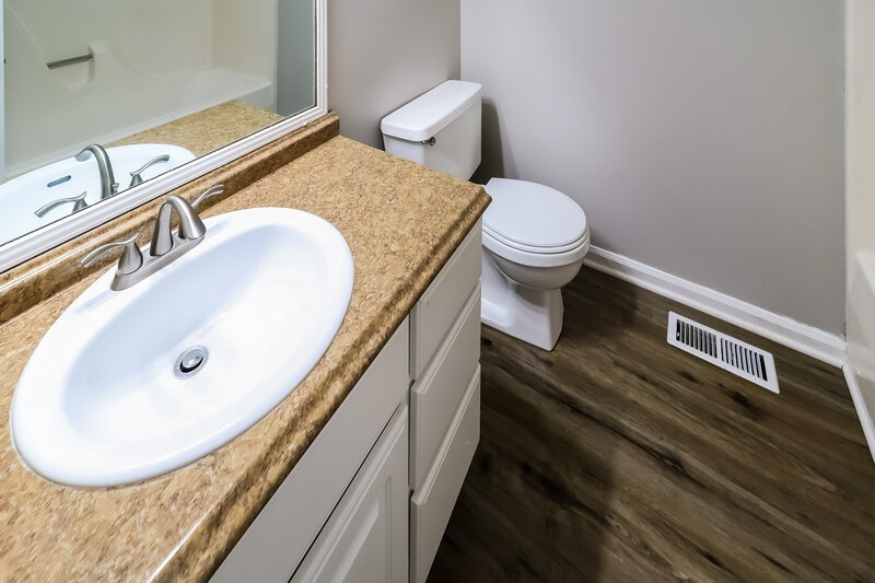 1,960/Mo, 6407 Tyler Loop Road Pinson, AL 35126 Main Bathroom View