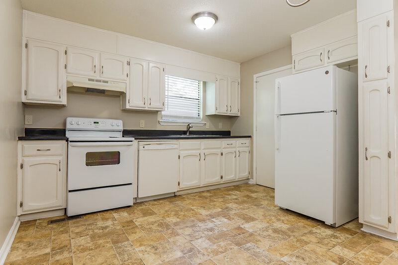 1,420/Mo, 20 Moonglow Drive Birmingham, AL 35215 Kitchen View