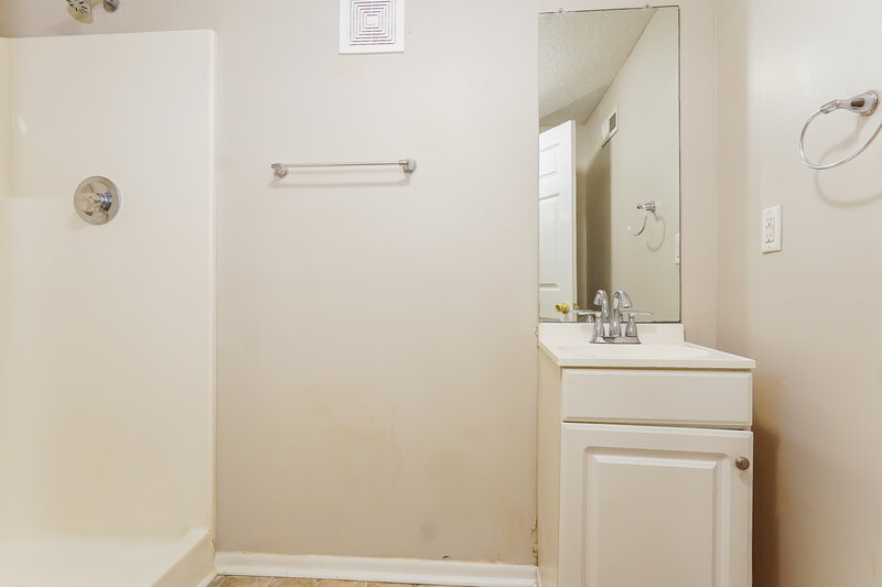 1,420/Mo, 20 Moonglow Drive Birmingham, AL 35215 Bathroom View 2