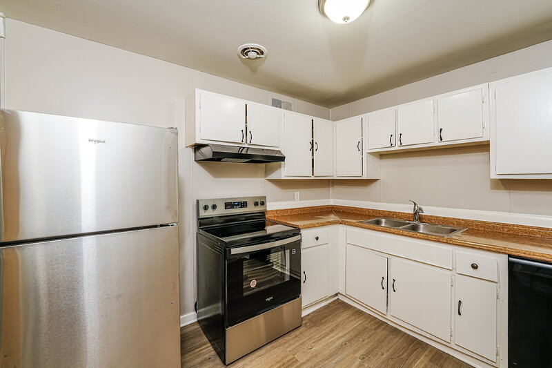 1,060/Mo, 209 Woodward Drive Hueytown, AL 35023 Kitchen View 2