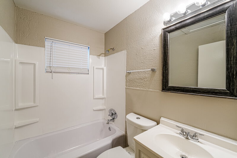 1,060/Mo, 209 Woodward Drive Hueytown, AL 35023 Bathroom View