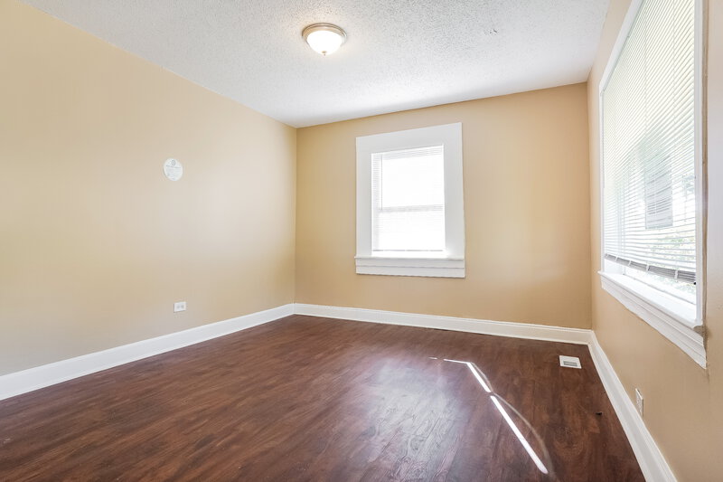 990/Mo, 3004 Forestdale Boulevard Adamsville, AL 35005 Living Room View