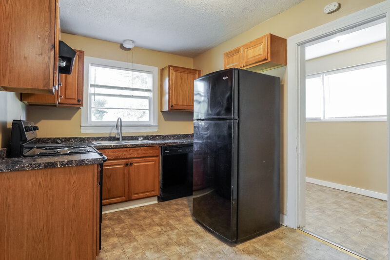990/Mo, 3004 Forestdale Boulevard Adamsville, AL 35005 Kitchen View