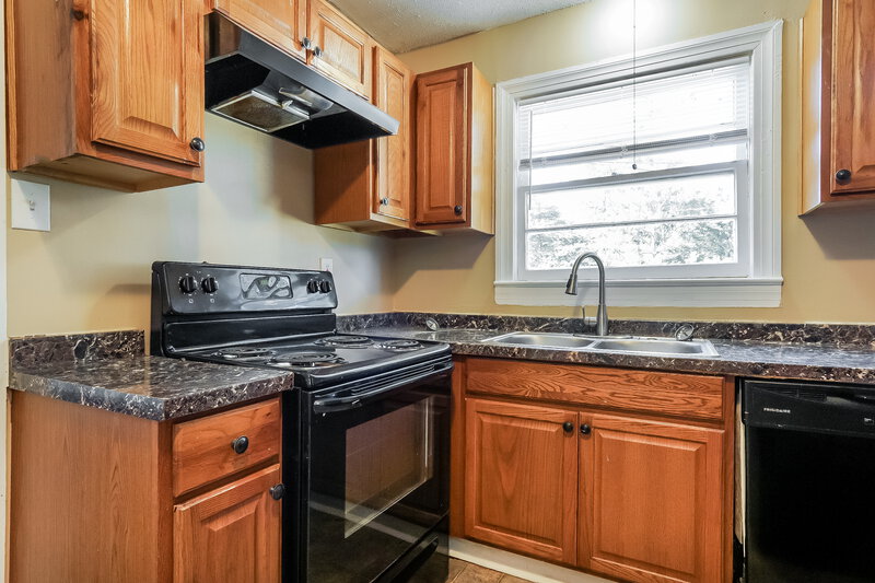 990/Mo, 3004 Forestdale Boulevard Adamsville, AL 35005 Kitchen View 2