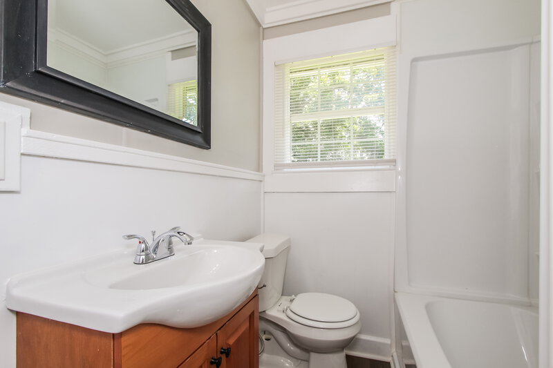 960/Mo, 3004 Forestdale Boulevard Adamsville, AL 35005 Bathroom View