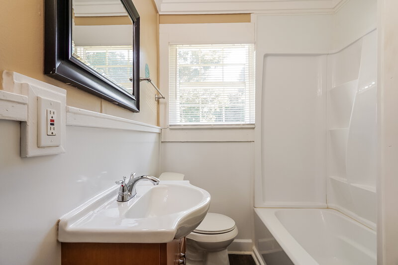 990/Mo, 3004 Forestdale Boulevard Adamsville, AL 35005 Bathroom View