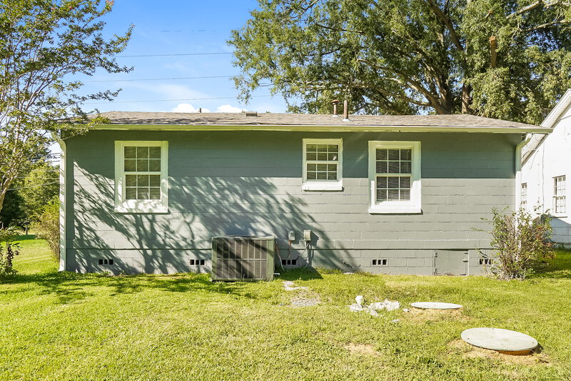 990/Mo, 3004 Forestdale Boulevard Adamsville, AL 35005 Rear View